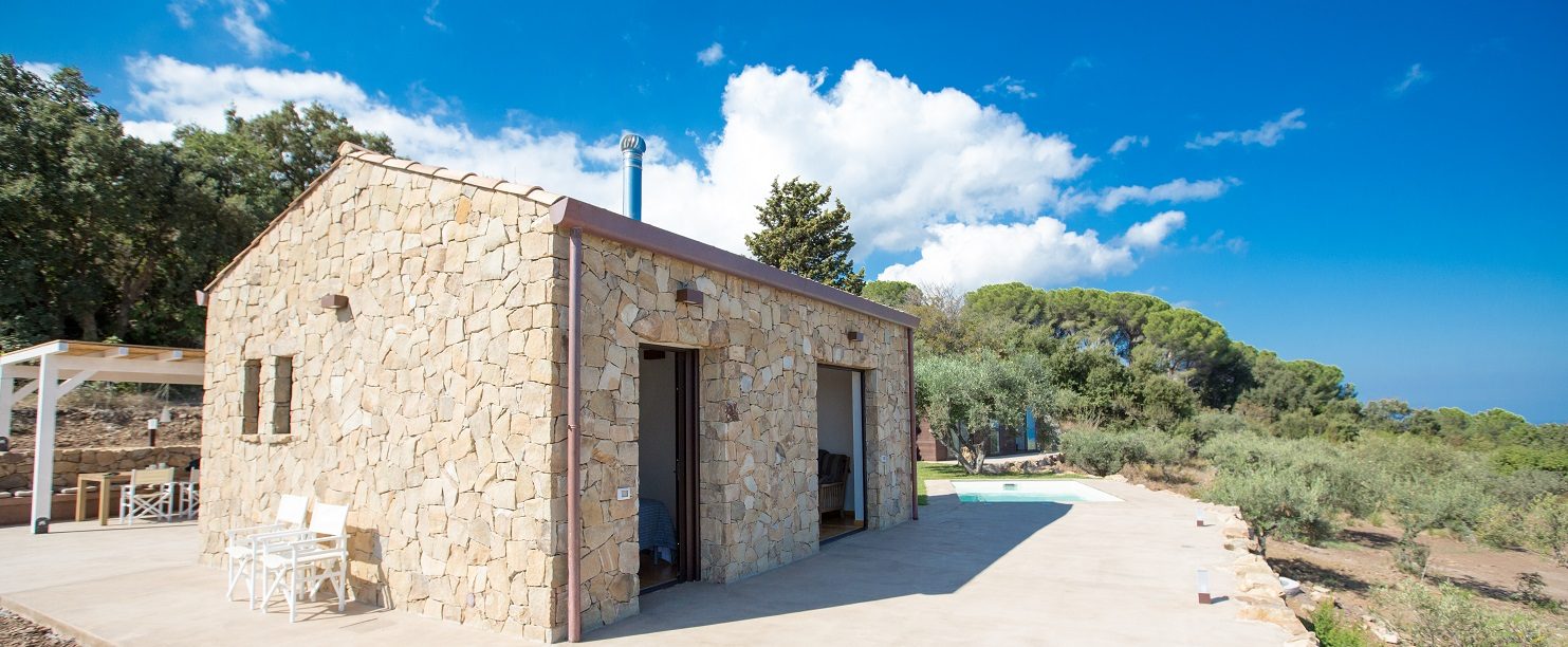 Villa in pietra ristrutturata da B.C.R., vista esterna con pergola